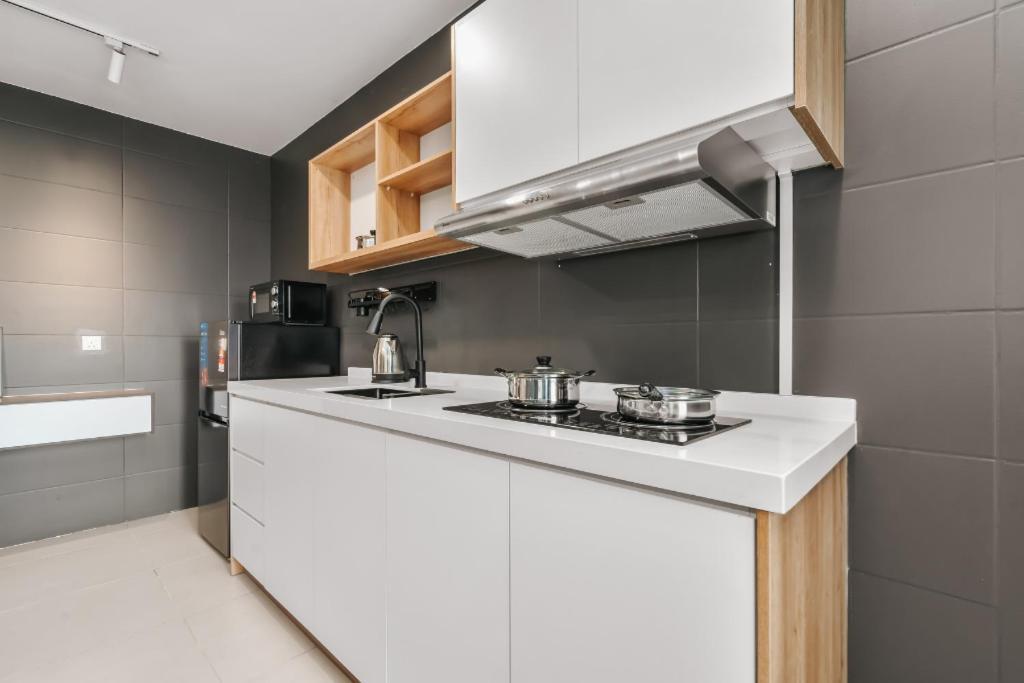 Nowhere 2Br & 2Bath Apartment With Balcony @ Reizz Residences Kuala Lumpur Exterior foto